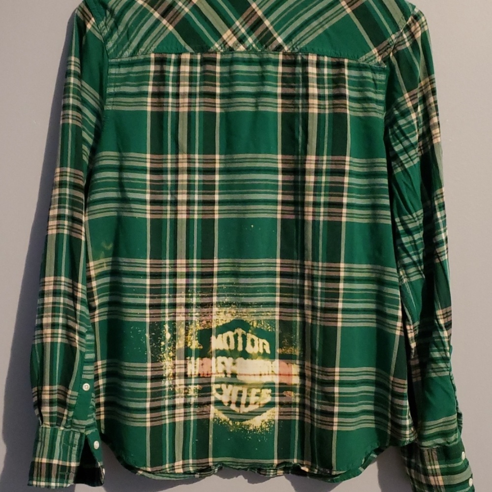 Button up shirt with HD mark on back tail